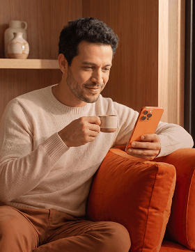 Homem sorrindo segurando uma xícara de café